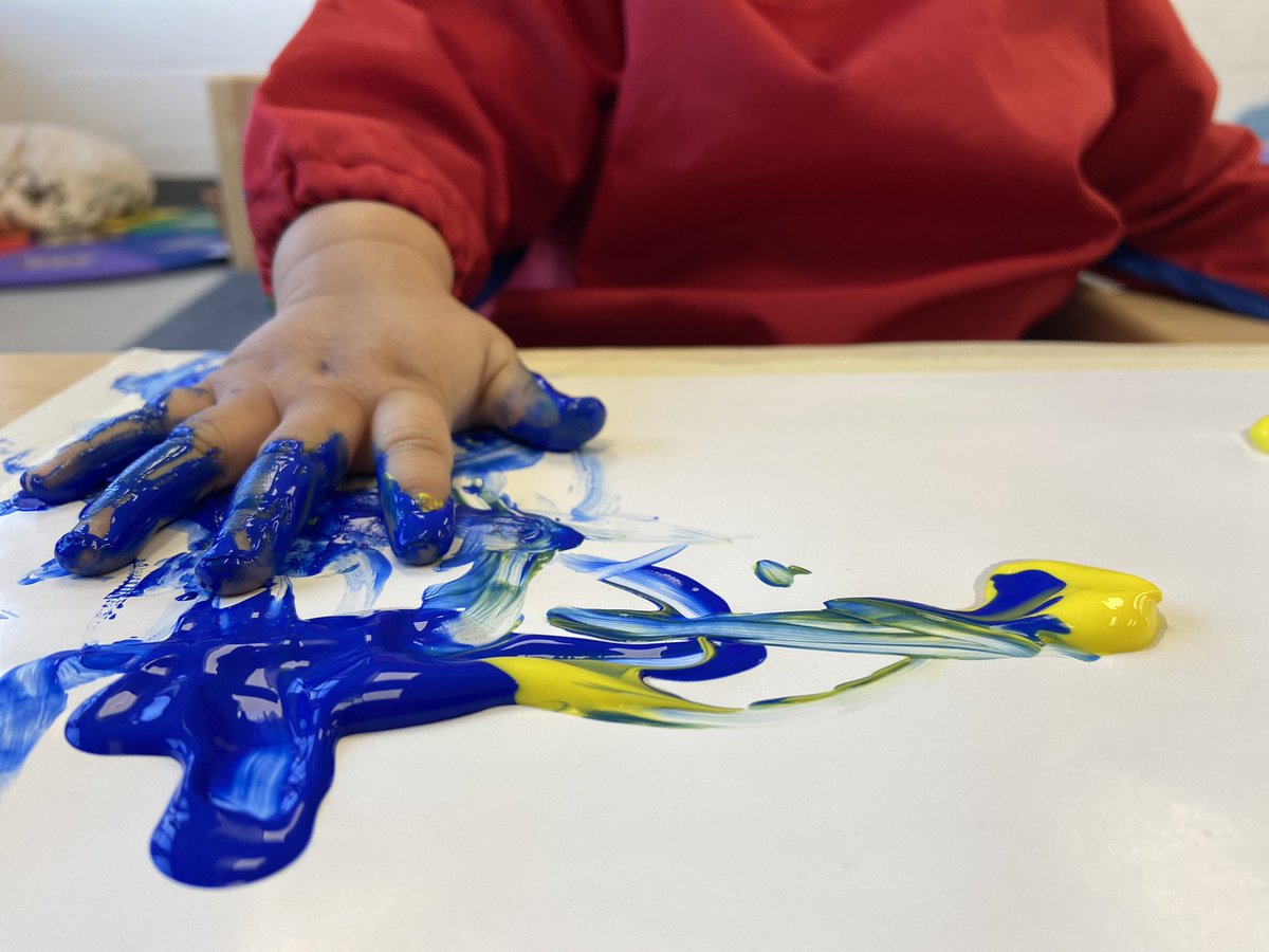 MsJiJionline's tweet photo. What can we do with yellow and blue? Finger painting is a great way for #Infants to explore, learn and develop through sensory play.
#EarlyLearning at #PLASP
#KDI F37 #keydevelopmentalIndicators #HighScope @PLASP_CCS https://t.co/Zw5NZcPNy2