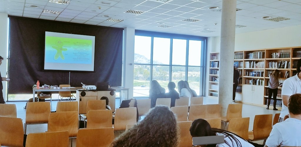 SilCatNa's tweet photo. Avui he fet un taller de sexualitats a alumnes de batxillerat. 

Quan hem començat a parlar d'orientació sexual i d'identitat de gènere han començat a sortir els esperits tertulianos de la canalla. https://t.co/luMxvyBvDi