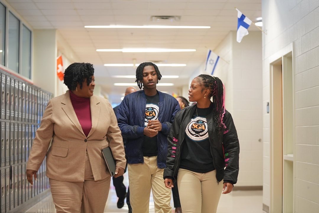 We’re live! I’m here this morning with scholars @APSTherrell & @apssamdavis talking about everything from school lunches, curriculums and ways to prevent violence. Coming together and sharing ways in which we can ensure that all our children are well. #APS5inaction