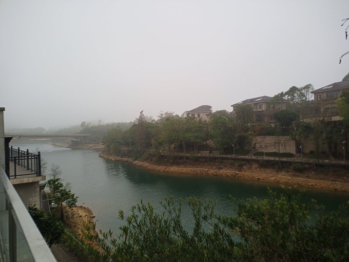 On location reviewing a pool cleaning robot, it's little chilly for swimming so no bikini😅 https://t