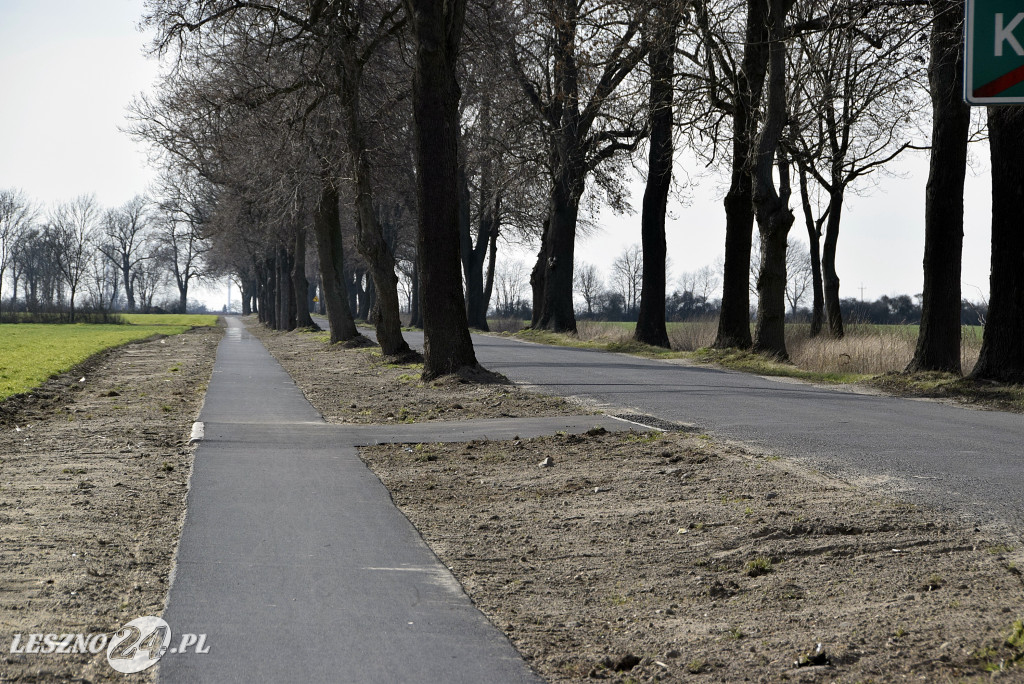 PowiatL's tweet photo. Oficjalnie zakończona została budowa 2,5 km chodnika wzdłuż drogi #PowiatLeszczynski z Pawłowic do Kociug. Na chodniku dopuszczony został ruch rowerów https://t.co/qwDfTDnNY5