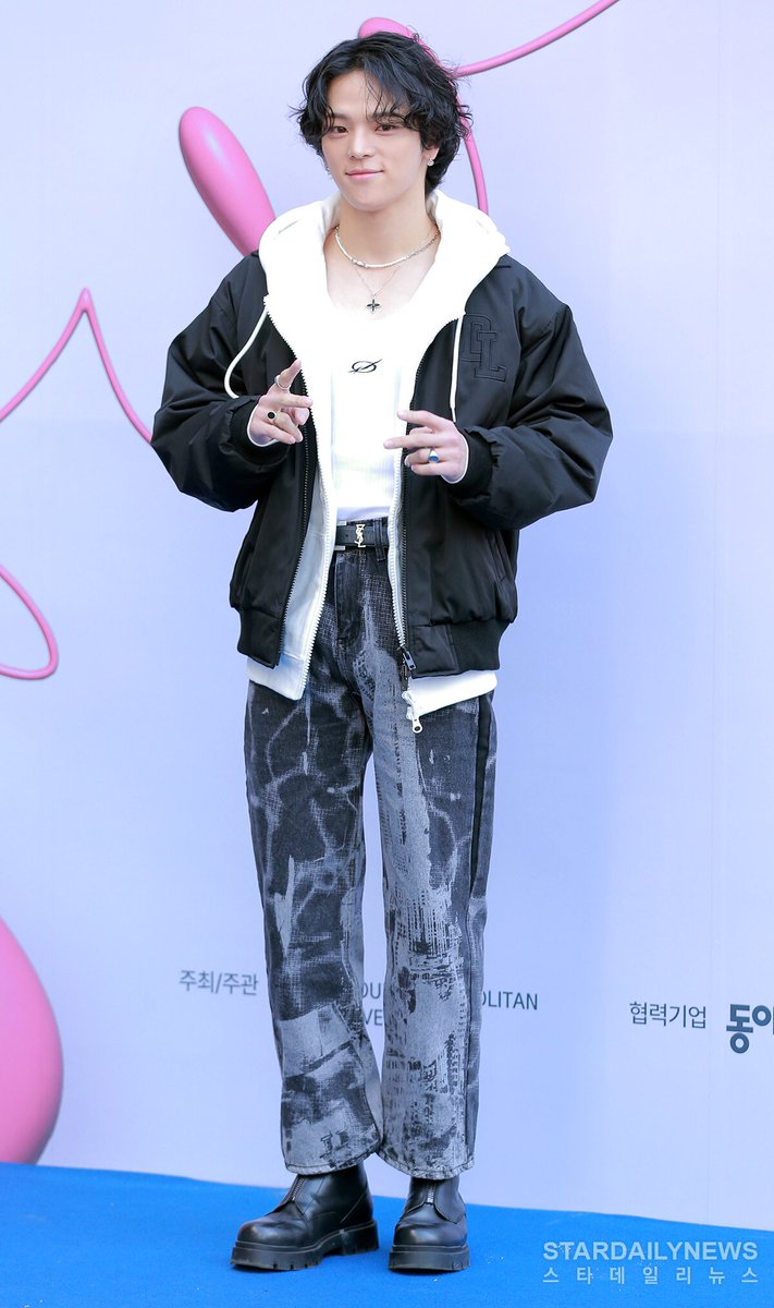 kimwoojin_DE's tweet photo. Kim Woojin auf der 2023 F/W Seoul Fashion Week
Er wurde von NOT ENOF WORDS x DEAR LIFE eingeladen
#NOTENOFWORDS #DEARLIFE
#낫이너프워즈 #디어라이프
#2023SFW_FW
#KWJFASHION #KWJCLOSET
#KIMWOOJIN #김우진 https://t.co/BFEARslPpp