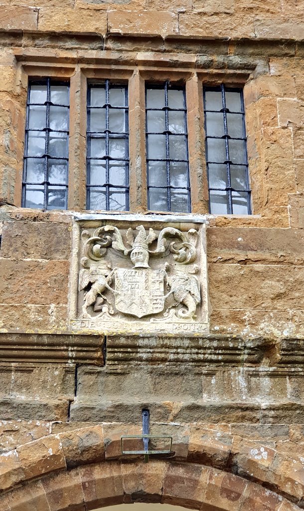 Yesterday passed through village of Wormleighton. 
Stopped to admire this gatehouse and it's adornments.
Built 1613.
On return discovered it was part of Wormleighton Manor added by Sir Robert, 1st Lord Spencer.

#Wormleighton #History #Stratfordonavon #Warwickshire #architecture