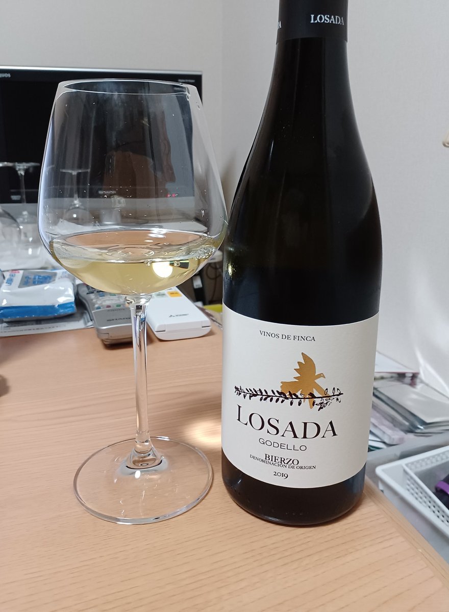 topergroad's tweet photo. 今日は祝前日で外は混んでるので家飲み。ビエルソ・ロサダ・ゴデーリョ2019🍷

スペインのゴデーリョ100％、楽天SS40％offで1700円で。この品種を飲むのは2回目、前回どんな味だったかな

海鮮天丼で頂きます🍴 https://t.co/uzI4RMh0SD