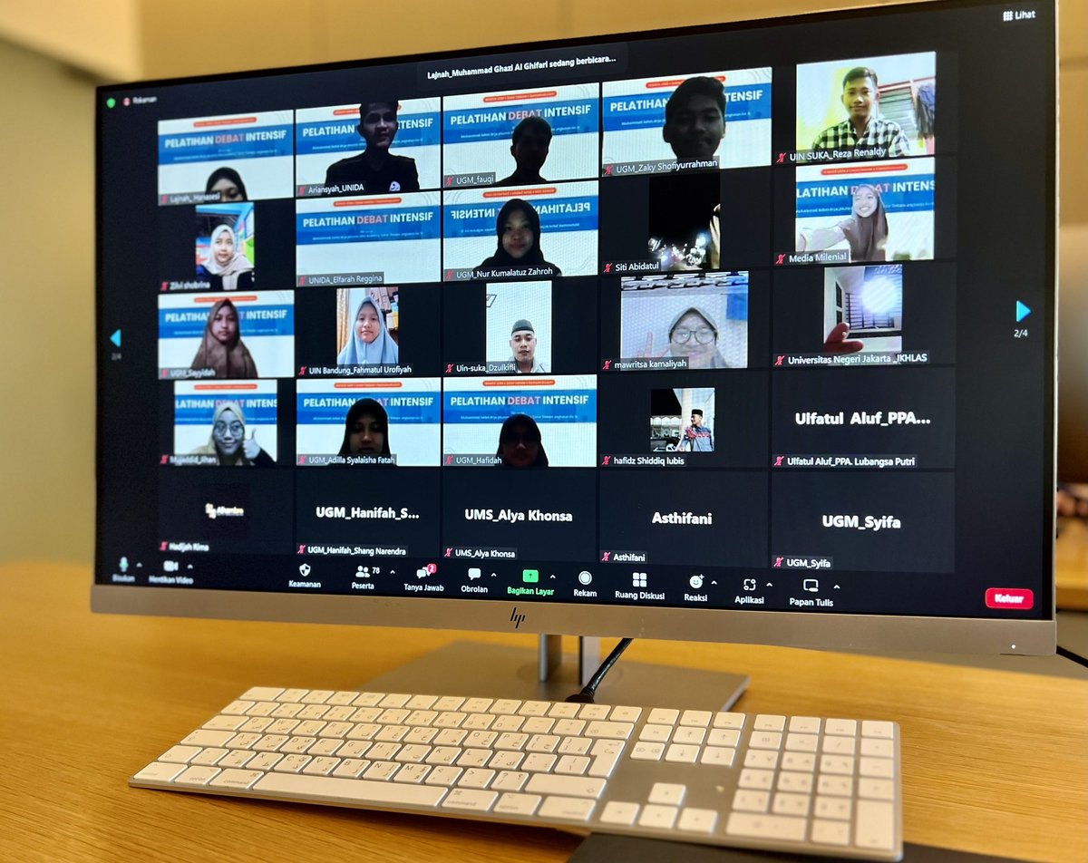 QatarDebate's tweet photo. قدم مركز #مناظرات_قطر الاسبوع الماضي ورشة مدخل إلى فن التناظر لعدد من طلبة الجامعات في إندونيسيا 🇮🇩

تعرف المشاركون في الورشة على مهارات التناظر الأساسية بالإضافة إلى مقدمة خاصة بتحكيم المناظرات، قدمها مدربو المركز و عضو #أكاديم��ة_النخبة محمد أرجا. https://t.co/IcTqjqVMKj