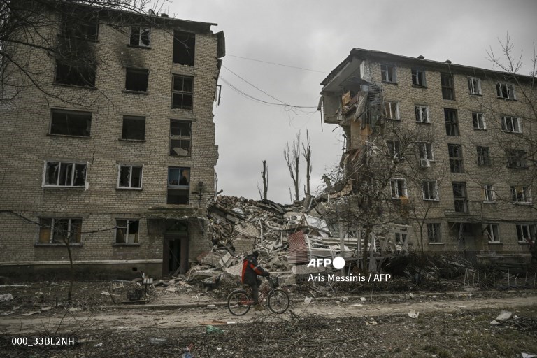 AFP Photo (@afpphoto) on Twitter photo #Ukraine️ - A man rides his bicycle in front of a destroyed apartment building after a Russian strike in the city of Avdiivka, Donetsk Oblast.
📸 <a href="/ArisMessinis/">Aris Messinis</a> #AFP #Ukraine️ - A man rides his bicycle in front of a destroyed apartment building after a Russian strike in the city of Avdiivka, Donetsk Oblast.
📸 <a href="/ArisMessinis/">Aris Messinis</a> #AFP