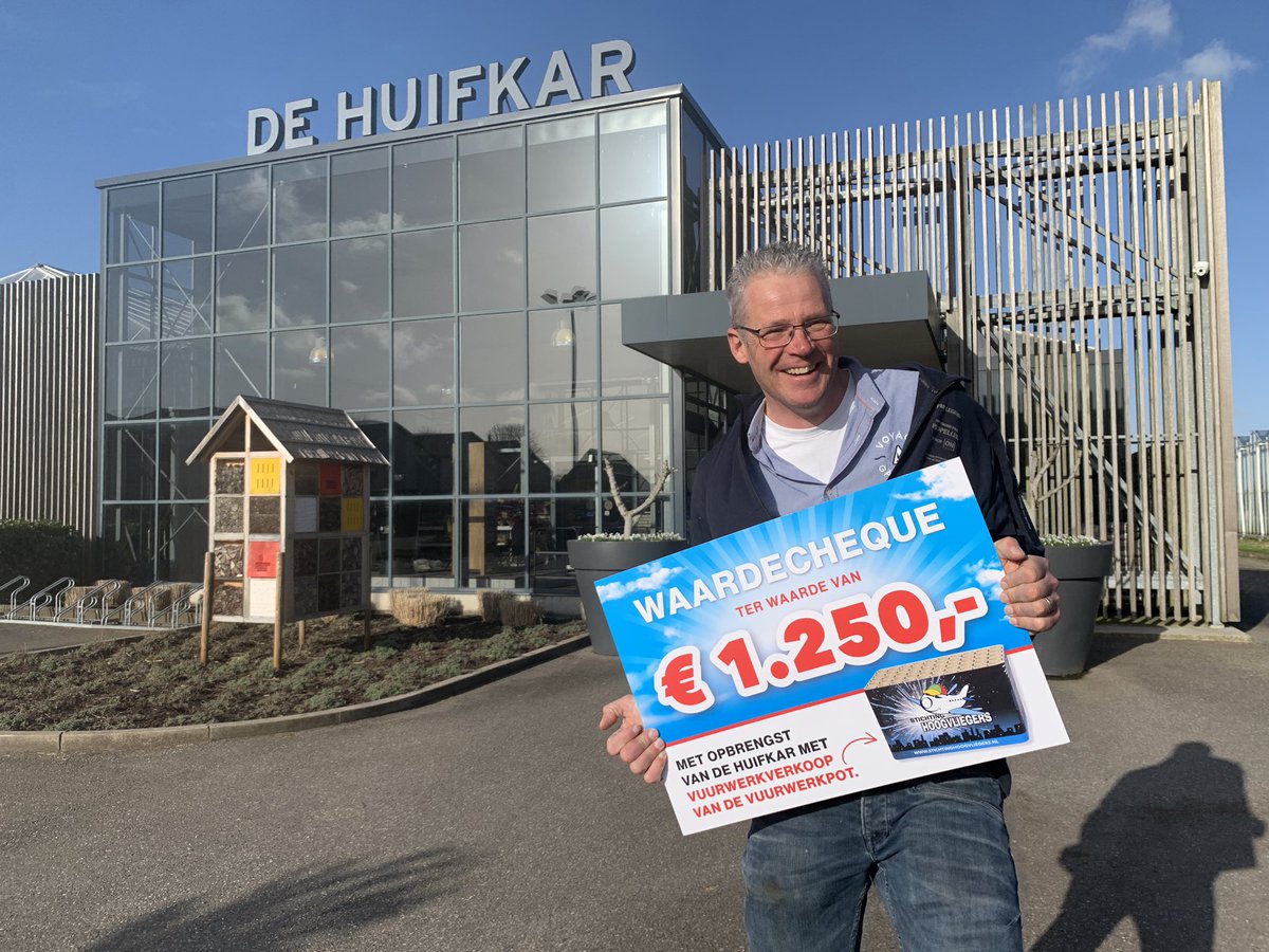 Tuincentrum De Huifkar in Mijdrecht heeft 1250 euro opgehaald met de verkoop van een unieke vuurwerkpot! Super bedankt iedereen.  

<a href="/vuurwerkDRV/">Vuurwerk De Huifkar</a> #mijdrecht #donatie #goeddoel #hoogvliegers #hoogvliegersdag