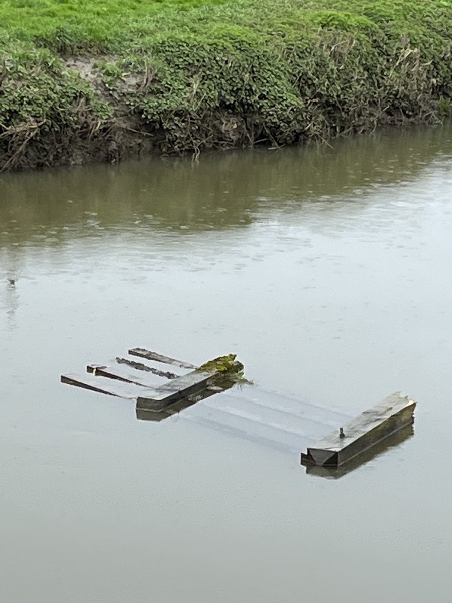 SomConfidential's tweet photo. Anyone lost a metre or so of fencing? Currently heading past #Langport along the #Parrett towards #Bridgwater…, https://t.co/6W3MNyE3H3