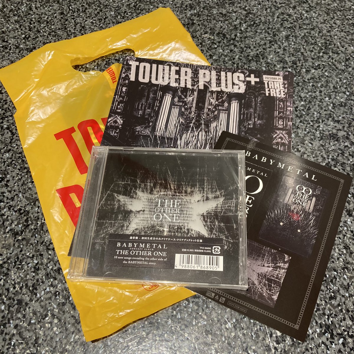 busy_metal's tweet photo. #TOWERPLUS+貰おうと思って #タワレコ 寄ったらつい #THEOTHERONE 通常盤フラゲしてしまった（店頭出るの早くない⁉️）…特典のステッカーも頂きました🤘🦊🤘

これから #ClearBox や #BlackAlbum etc…も届くのに😅

#BABYMETAL #TOWERRECORDS https://t.co/AlUNvTMqjC