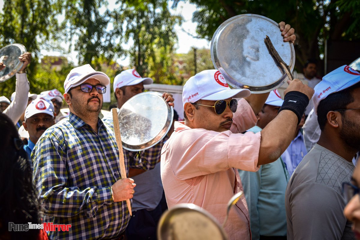 ThePuneMirror's tweet photo. #OldPensionScheme
Monday, March 20: Maharashtra government employees stage a 'Thali Bajao' protest outside the central building in Pune, demanding the implementation of the Old Pension scheme.

Mirror Photo by Oshwin Kadhao.

#OPS #Maharahstra #OPSstrike https://t.co/XjxfrnAOu6