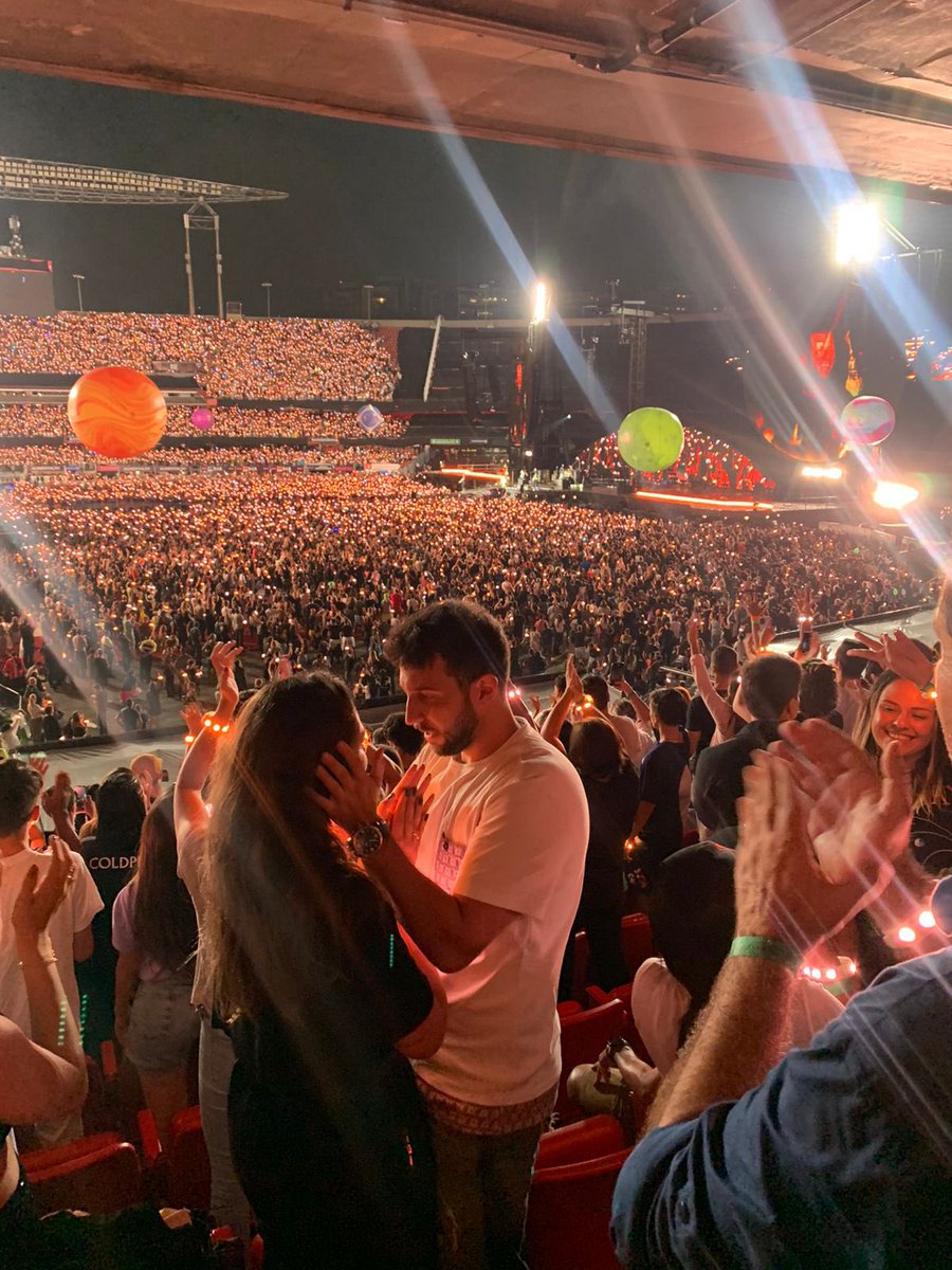 claraanananana's tweet photo. tirei essas fotos no show do cold play e esse casal apareceu 🥹 se eu fosse eles ia querer essas fotos https://t.co/7kFVYvY9Pa