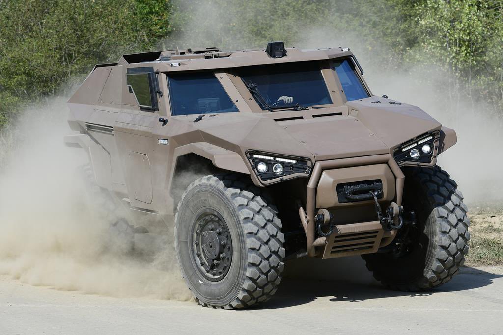 EBRC Jaguar VBMR Griffon gibi yeni nesil araçlara ayak uyduracak yeni bir hafif zırhlı keşif aracı için Panhard şirketinin yeni sahibi Arquusun SCARABÉE aracıyla Fransız Ordusunun yeni Véhicule Blindé d’Aide à l’Engagement (zırhlı muharene hedef destek aracı) programında en+