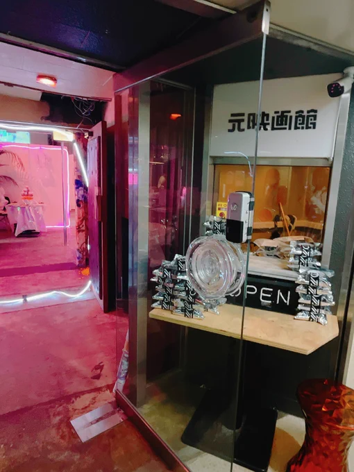 #vaporwave展レセプションオープンしました!!最高空間です 