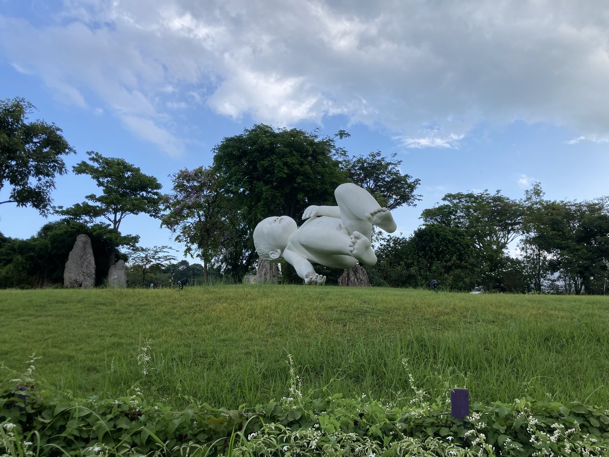 Some highlights from last month’s travels in Southeast Asia: Stumbling across some #BritArtists in beautiful places! #AntonyGormley’s Contain (2022) hidden away in a #WatPho courtyard, #Bangkok & #MarcQuinn’s Planet (2013) in the #GardensByTheBay, #Singapore