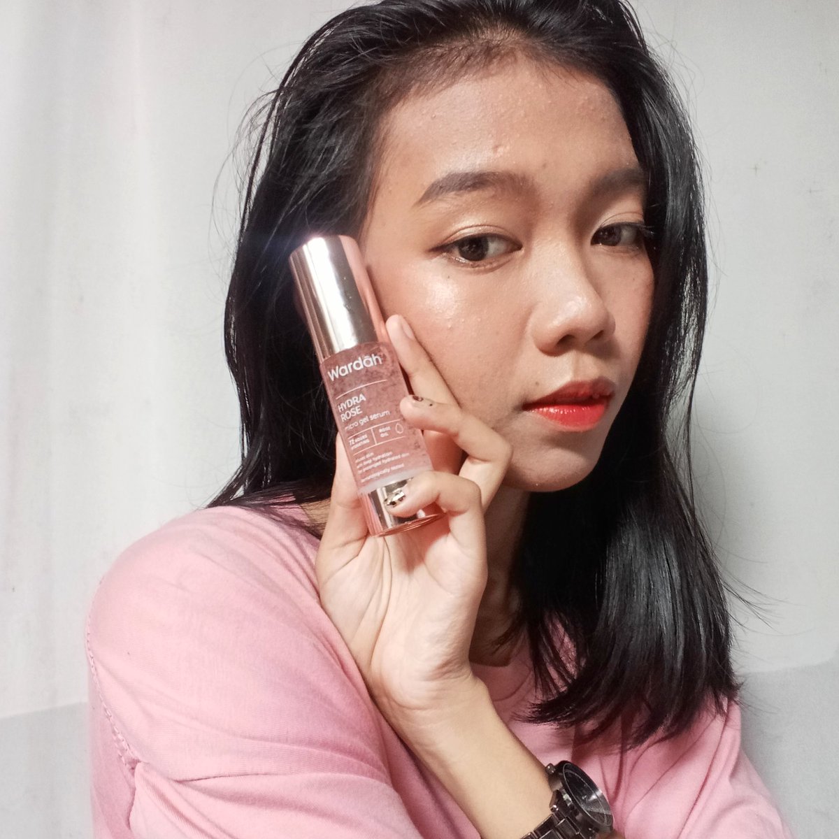 ntntntnt28's tweet photo. Kalo kondisi kulit lg byk kemerahan kek gini biasanya aku cuma fokus pake produk buat menghidrasi dan soothing kulitku. Kali ini pilihanku jatuh kepada 

🌹Hydra Rose Serum 🌹

dari @wardahbeauty

bikin skinbarrierku jadi lebih sehat😌✨

#racuninskincare https://t.co/aD6j7QfwCl