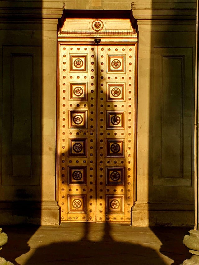 LostGlasgow's tweet image. There's a shady character on Queen Street.

Twice in the year, around the vernal and autumnal equinoxes, the sunrise shines right along Ingram Street, turning the Iron Duke, his steed, Copenhagen, and even his traffic cone hat into a shadowy work of art. 

Picture: u/Hoyerman68