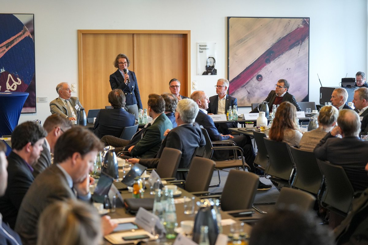 IHKpresse's tweet photo. Die #Kaufhof-Schließungen, die geplanten Steuererhöhungen am #Niederrhein und der Digitalisierungsgrad der #Verwaltung – es gab reichlich Stoff für eine angeregte #Debatte zwischen NRW-Ministerin @inascharrenbach und unserer Vollversammlung: https://t.co/aLBmrMmTwN 
@MHKBD_NRW https://t.co/UBb3HizJL6