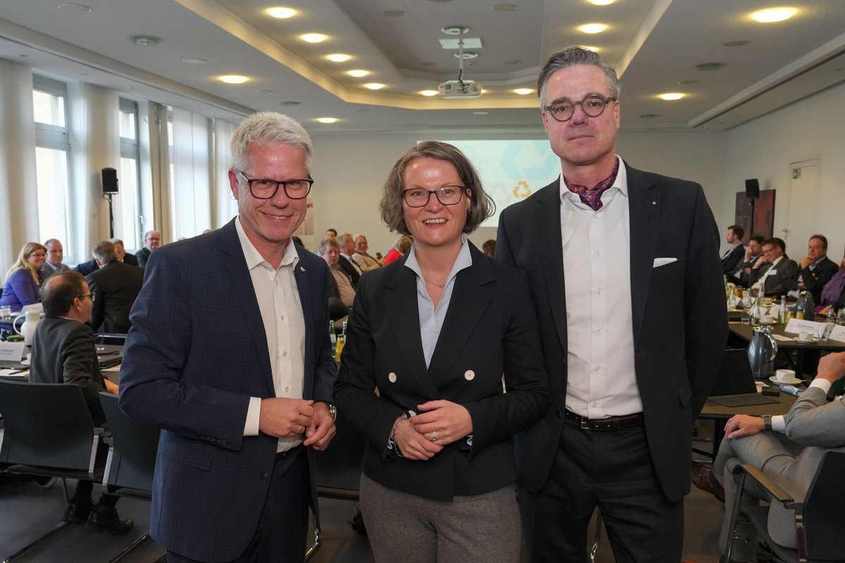 IHKpresse's tweet photo. Die #Kaufhof-Schließungen, die geplanten Steuererhöhungen am #Niederrhein und der Digitalisierungsgrad der #Verwaltung – es gab reichlich Stoff für eine angeregte #Debatte zwischen NRW-Ministerin @inascharrenbach und unserer Vollversammlung: https://t.co/aLBmrMmTwN 
@MHKBD_NRW https://t.co/UBb3HizJL6