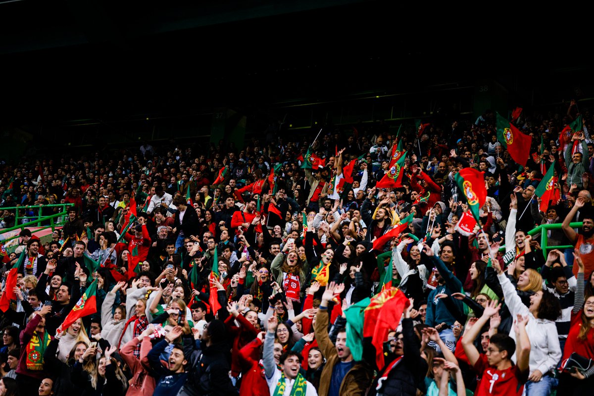 selecaoportugal's tweet photo. Contamos com o teu apoio em Alvalade! 🙌 Agarra já os últimos bilhetes! ☝️ #VesteABandeira

🇵🇹✖🇱🇮
🎟️ Bilheteira Continente - https://t.co/Co3DTcM8My
🗓️ 23/03 - 19h45
🏟️ Estádio José Alvalade

On the road to the Euro! 🤩 #WearTheFlag https://t.co/1lm06Bm8By