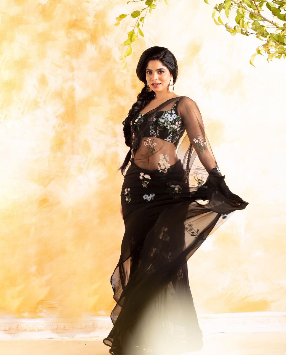 Shreyas Media On Twitter Divyabharathi Looks Gorgeous In Her Black Saree🖤and Captures The