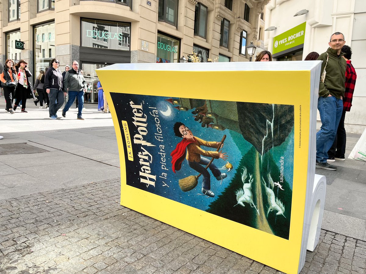 Un libro gigante de Harry Potter aparece en la Gran Vía de Madrid, a la altura de La Casa del Libro.  

#SiéntateALeer