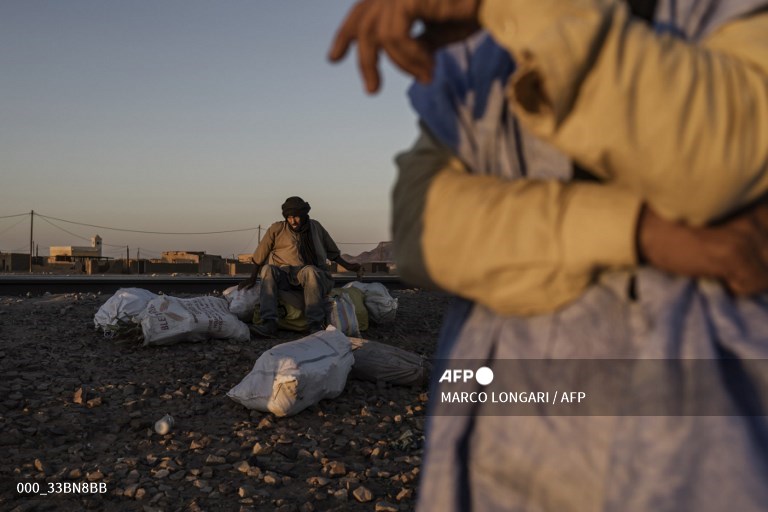 #AFP presents a photo essay by Marco Longari taken in Choum, Mauritania, of the Iron Ore train, a kilometre long freight transporting iron from the mines in Zouerat to the port city of Nouadhibou. 
📸 <a href="/mlongari/">Marco Longari</a>