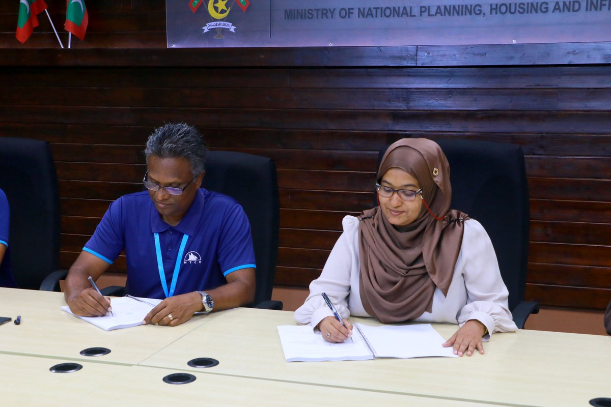 MIHUDmv's tweet photo. ކ.ގުޅީ ބިން ހިއްކުމުގެ މަޝްރޫޢުގެ މަސައްކަތް މޯލްޑިވްސް ޓްރާންސްޕޯޓް އެންޑް ކޮންޓްރެކްޓިންގ ކޮންޕެނީ އާ ހަވާލުކޮށްފި.

89,634,790.08 ރުފިޔާއަށް މި މަސައްކަތް އެމްޓީސީސީއާ ހަވާލުކޮށްފައިވަނީ 450 ދުވަހުގެ ތެރޭ ނިންމުމަށް. https://t.co/2Z4lia9XoY