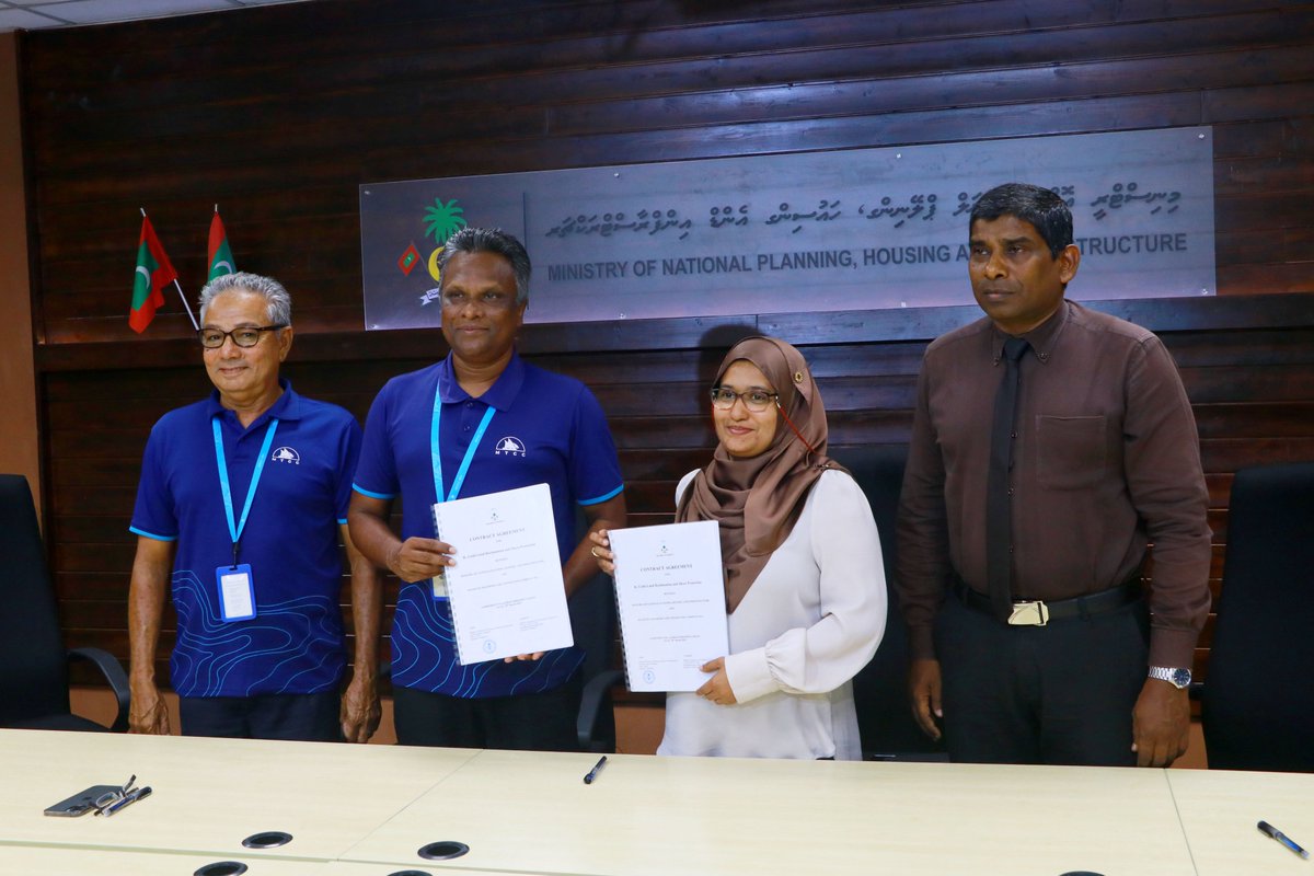 MIHUDmv's tweet photo. ކ.ގުޅީ ބިން ހިއްކުމުގެ މަޝްރޫޢުގެ މަސައްކަތް މޯލްޑިވްސް ޓްރާންސްޕޯޓް އެންޑް ކޮންޓްރެކްޓިންގ ކޮންޕެނީ އާ ހަވާލުކޮށްފި.

89,634,790.08 ރުފިޔާއަށް މި މަސައްކަތް އެމްޓީސީސީއާ ހަވާލުކޮށްފައިވަނީ 450 ދުވަހުގެ ތެރޭ ނިންމުމަށް. https://t.co/2Z4lia9XoY