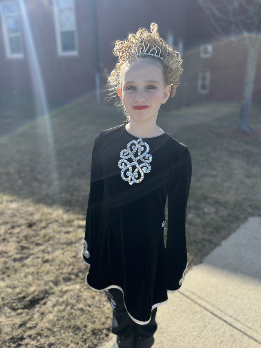 Rach_Ro13's tweet photo. Irish Dance - Level 5! 2 incredible shows on same day. 2 pm and 6:30 pm. 4 dances by level 5 per show. 5 dress rehearsal dances. Jigs and reels. Hard shoes and ghillies. 13 dances. 10 hrs @ dance center. Tired feet. Channeling Riverdance. Stamina of warrior princesses. #irishstep https://t.co/7df42HcmjV