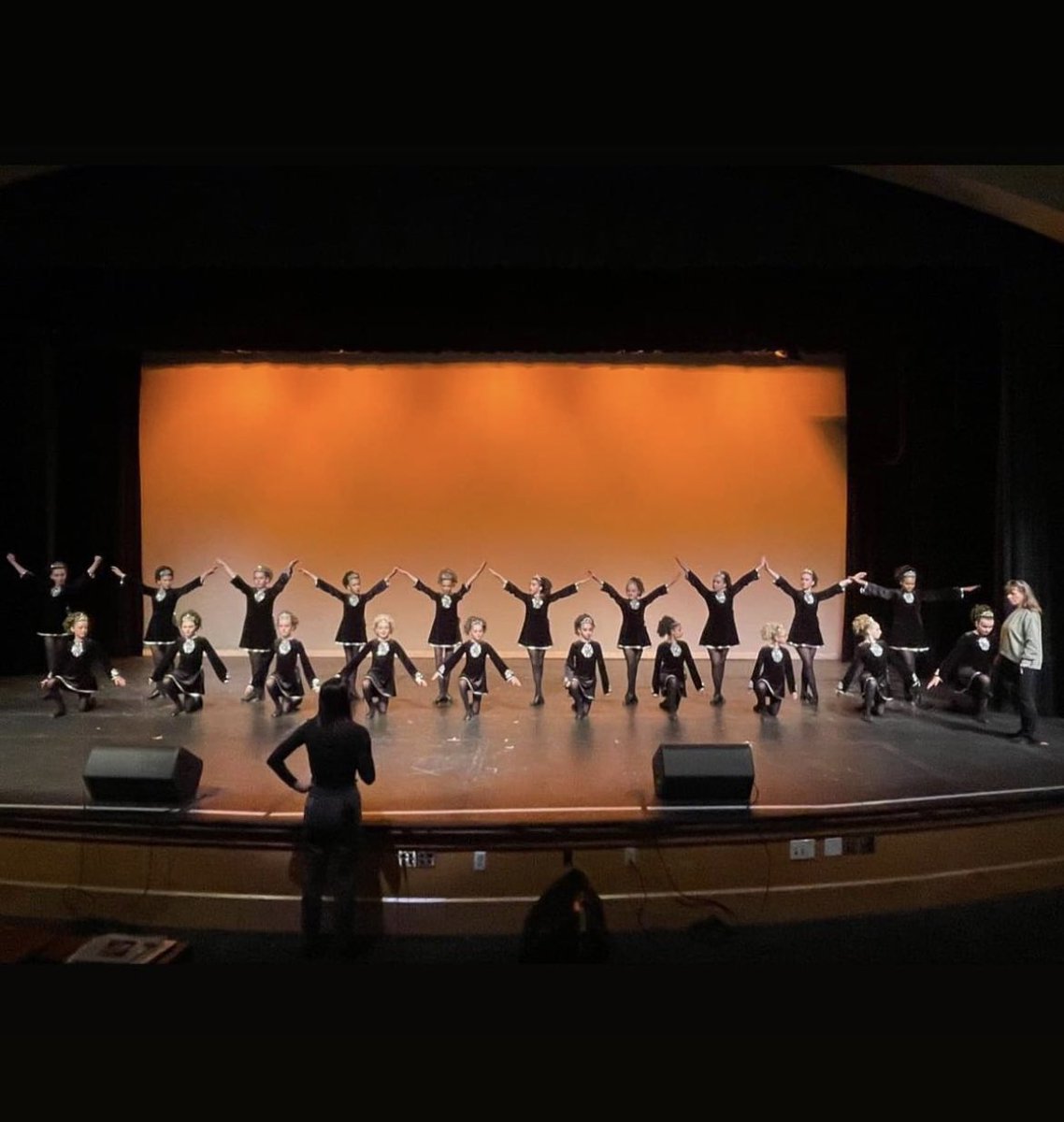 Rach_Ro13's tweet photo. Irish Dance - Level 5! 2 incredible shows on same day. 2 pm and 6:30 pm. 4 dances by level 5 per show. 5 dress rehearsal dances. Jigs and reels. Hard shoes and ghillies. 13 dances. 10 hrs @ dance center. Tired feet. Channeling Riverdance. Stamina of warrior princesses. #irishstep https://t.co/7df42HcmjV