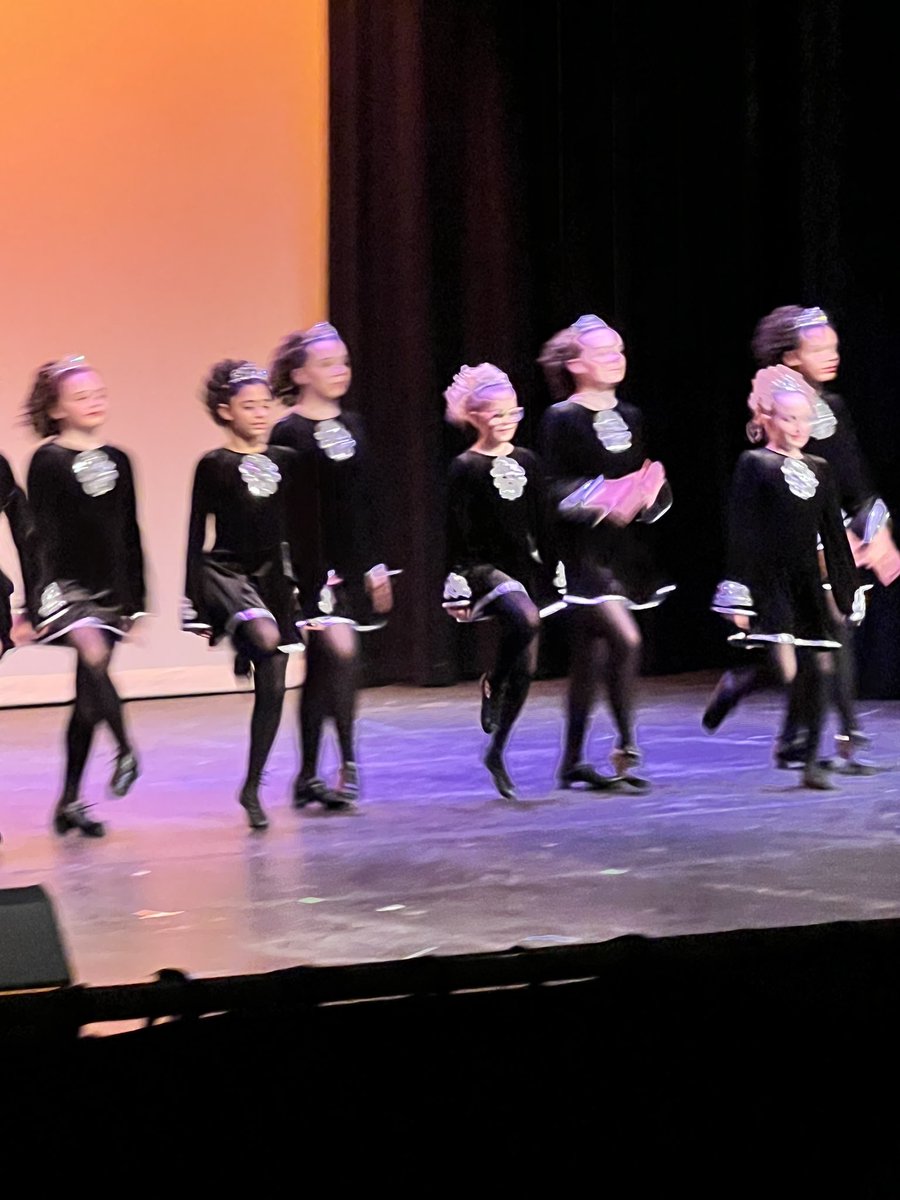 Rach_Ro13's tweet photo. Irish Dance - Level 5! 2 incredible shows on same day. 2 pm and 6:30 pm. 4 dances by level 5 per show. 5 dress rehearsal dances. Jigs and reels. Hard shoes and ghillies. 13 dances. 10 hrs @ dance center. Tired feet. Channeling Riverdance. Stamina of warrior princesses. #irishstep https://t.co/7df42HcmjV