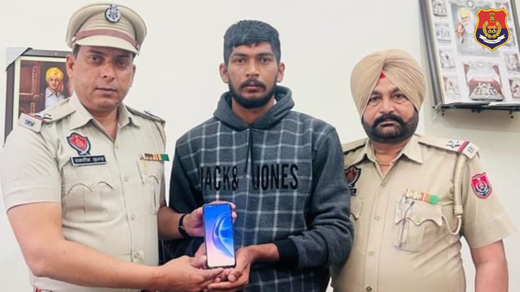 PP_Hoshiarpur's tweet photo. Hoshiarpur Police (PP Bhunga) traced the #missing mobile phone with the help of #CyberCell and handed over to its rightful owner. Owner thanked the entire #Hoshiarpur Police.
#PPAlwaysAtYourService https://t.co/nx8FPO8pGA