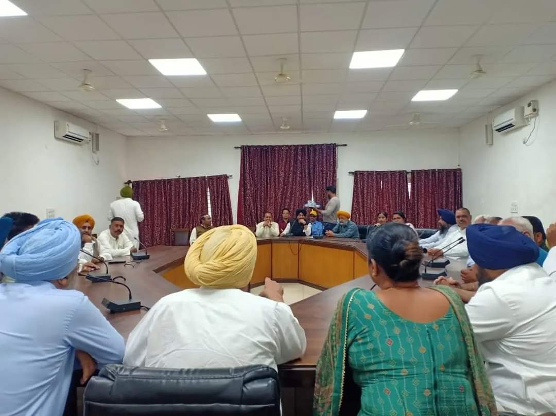HarchandSBarsat's tweet photo. Held a meeting with various office bearers of the @AamAadmiParty at #Jalandhar and worked out the strategy for elections. Our cadre in full enthusiasm . @AamAadmiParty
Zindabad ✌️

@SandeepPathak04 @BhagwantMann @raghav_chadha https://t.co/Ba7qvQfeNh