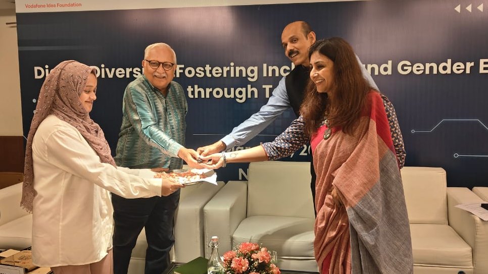 vodafoneIN_Fdtn's tweet photo. Today, Vi Foundation, in collaboration with NASSCOM Foundation & Martha Farrell Foundation, launched MyAmbar Suraksha Chakra, a solution for the safety of women in the informal sector. @FoundationMf @NASSCOMfdn @nidhibhasin7 https://t.co/sswiUVBzZ6