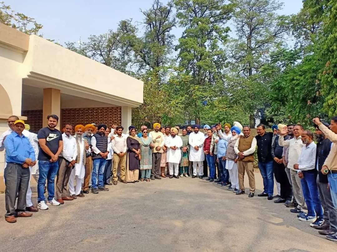 HarchandSBarsat's tweet photo. Held a meeting with various office bearers of the @AamAadmiParty at #Jalandhar and worked out the strategy for elections. Our cadre in full enthusiasm . @AamAadmiParty
Zindabad ✌️

@SandeepPathak04 @BhagwantMann @raghav_chadha https://t.co/Ba7qvQfeNh