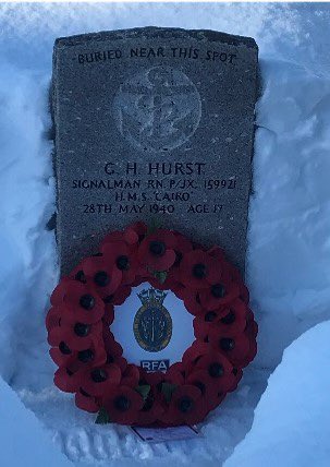 While alongside in Norway, on a beautifully clear, still day, members of @1700NAS paid their respects to the fallen, alongside @RFAMountsBay Ship’s Company at the Harstad Commonwealth War Graves #WeWillRemember