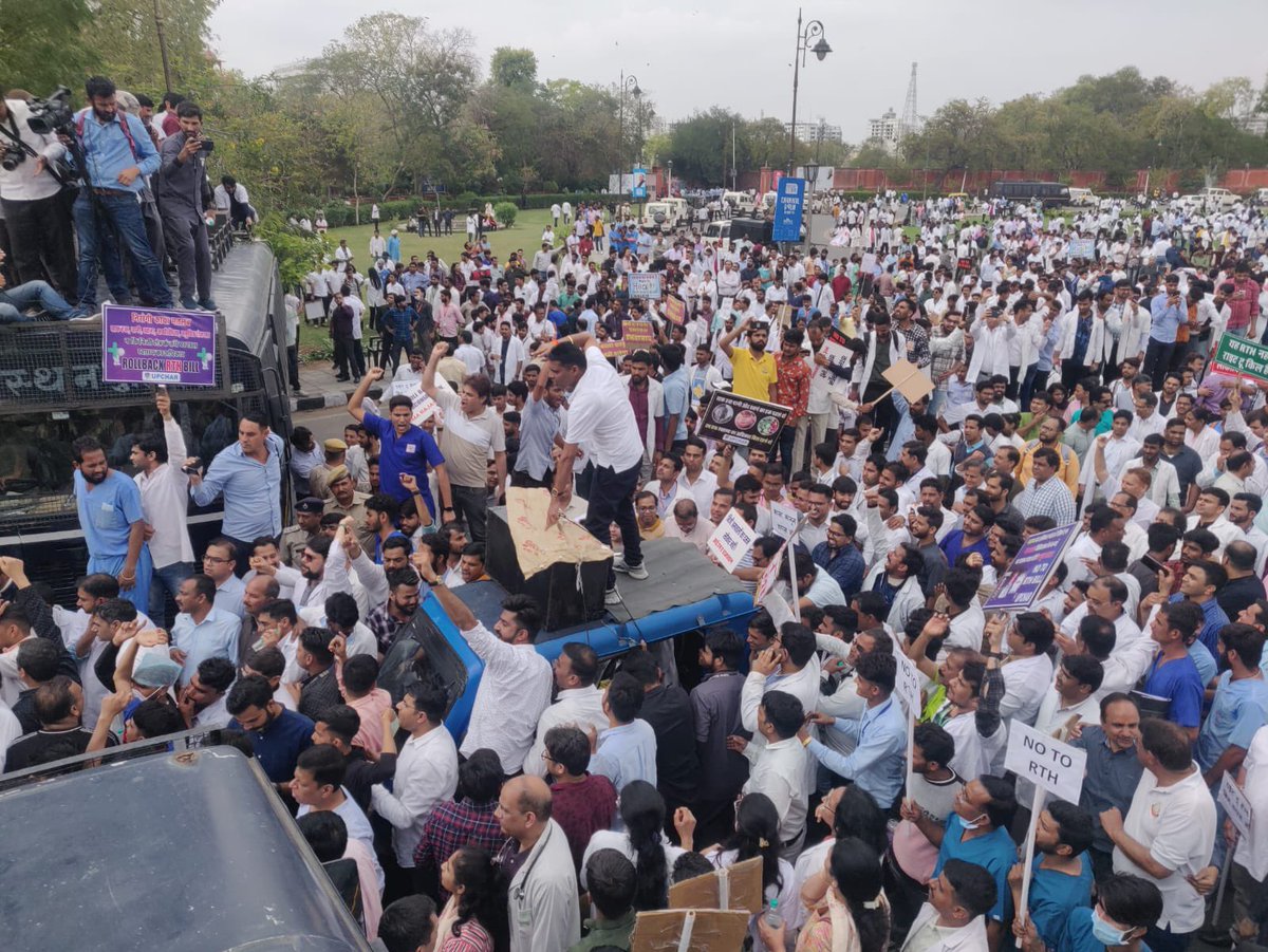FordaIndia's tweet photo. BREAKING!! 
Brutal Lathi charge on doctors protesting against a questionable #RTH bill in #Rajasthan. 

Democracy being torn apart in a gruesome manner. 

Request an immediate intervention @ashokgehlot51 @PMOIndia @OfficeOf_MM @RajCMO @RajGovOfficial @PoliceRajasthan @jardsmsjaipur