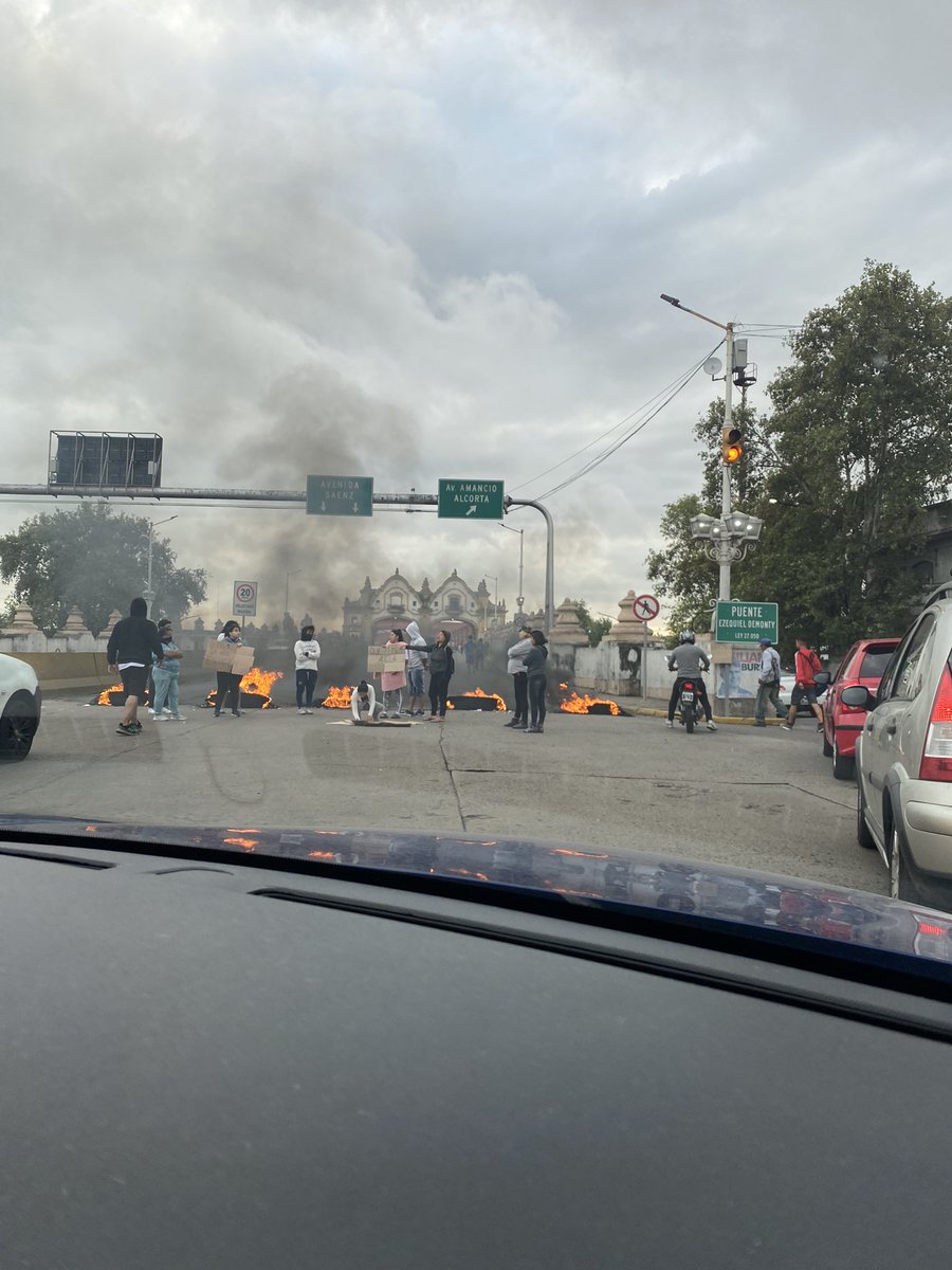 mmalenaa_'s tweet photo. Corte total puente alsina mano a capital. Ningún efectivo policial #Pompeya #Lanus #transito @municipiolanus @PoliciaPBA https://t.co/Q5fHDKe8xY