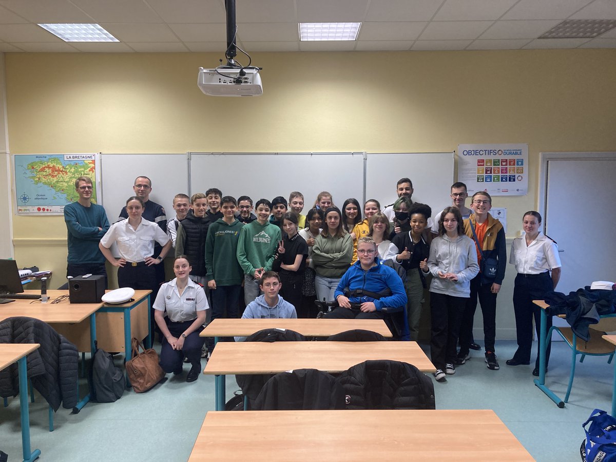 [Parcours Citoyen] Ce vendredi 17 mars les élèves de 4ème du collège Chateaubriand ont accueilli une délégation de la frégate Surcouf ! Les missions de l'armée et ses métiers ! <a href="/MarineNationale/">Marine nationale</a>
 <a href="/Armees_Gouv/">Ministère des Armées et des Anciens combattants</a>
 <a href="/acrennes/">Académie de Rennes</a>
 <a href="/DSDEN_35/">DSDEN 35</a>