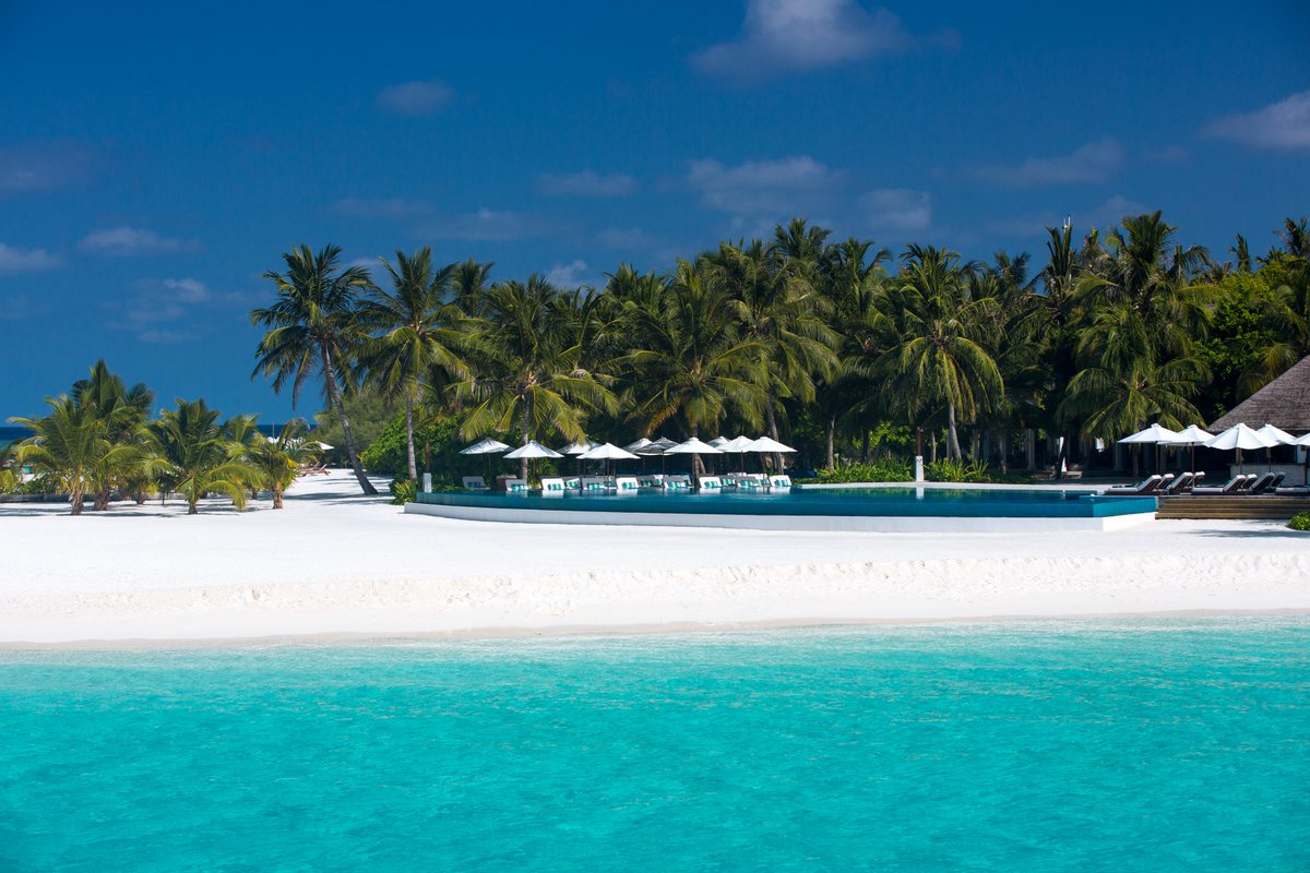 Take on a different meaning of Monday Blues with this view!
 Plan your next escape, click your way through our Special Offer page  bit.ly/VMbookdirect