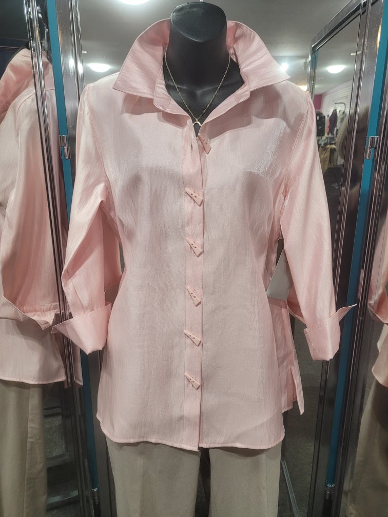 MissMollys's tweet photo. 🌺 🌼 Welcome Spring 🌼 🌺

Think glorious Spring pastels. This tunic features bone accent buttons, back and front, chic turned-up sleeves and a collar just made for popping. 
Molly’s Fashion Boutique 330.952.1140
#mollysfashionboutique #thinkspring #mainstreetmedina #shoplocal https://t.co/yntdkmeQ0e