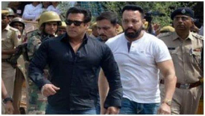 news_thikana's tweet photo. सलमान की सिक्योरिटी और टाइटः घर के बाहर एक्सट्रा फोर्स, ग्राउंड इवेंट्स पर न जाने की हिदायत
https://t.co/FUhV8wPlv0
#Salmankhan #Bhaijaan #securitytightens #extraforce #outside #house #instructions #groundevents https://t.co/lVWV9l2Iyk