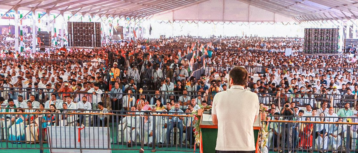 BJP's 40% Commission Sarkar wiped away jobs &amp; opportunities.

Congress’ #YuvaNidhi will empower Karnataka’s unemployed Youth

✅ ₹3000/month for Graduates
✅ ₹1500/month for Diploma holders
✅ 2.5 lakh Govt jobs in 1 year
✅ 10 lakh Pvt sector jobs

That’s a Congress Guarantee!