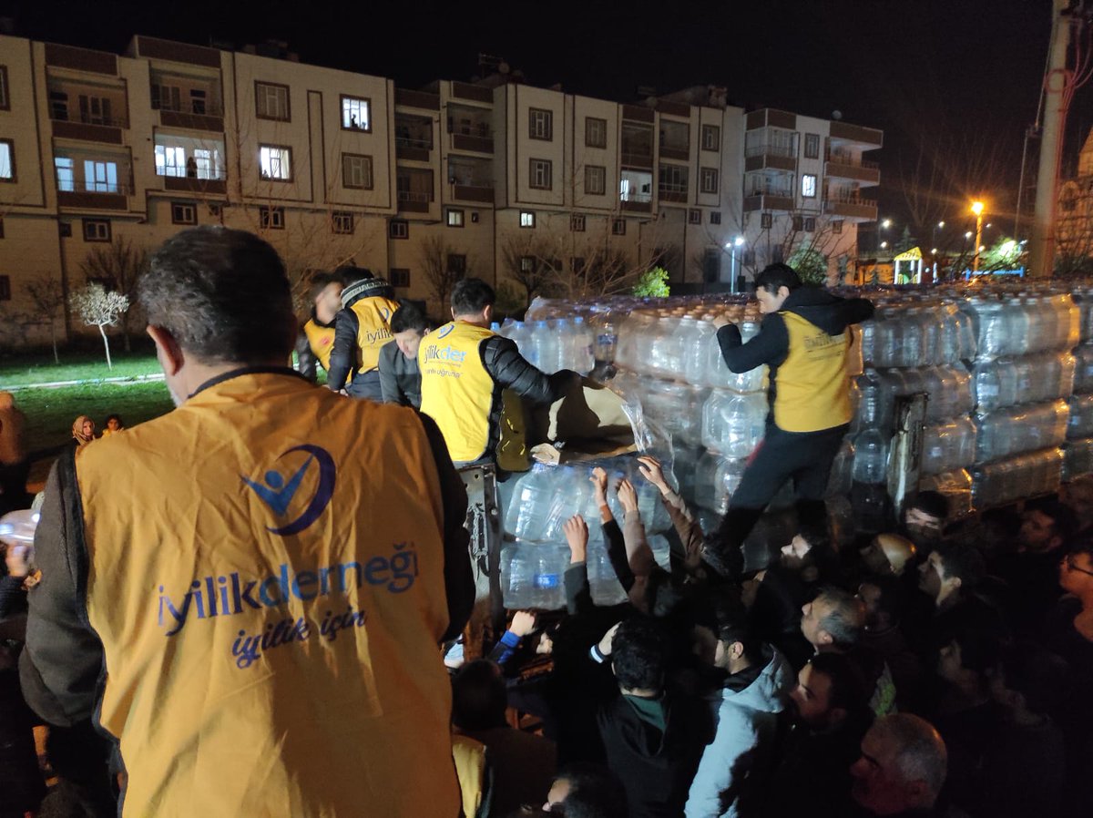 📍Şanlıurfa

İyilik gönüllülerimiz Şanlıurfa'da içme suyu dağıtımı gerçekleştirdi.

İyilik Derneği Şanlıurfa Temsilciliğimiz, içme suyu ihtiyacının giderilmesi için 25 ton suyun dağıtımını geçe geç saatlere kadar sürdürdü.