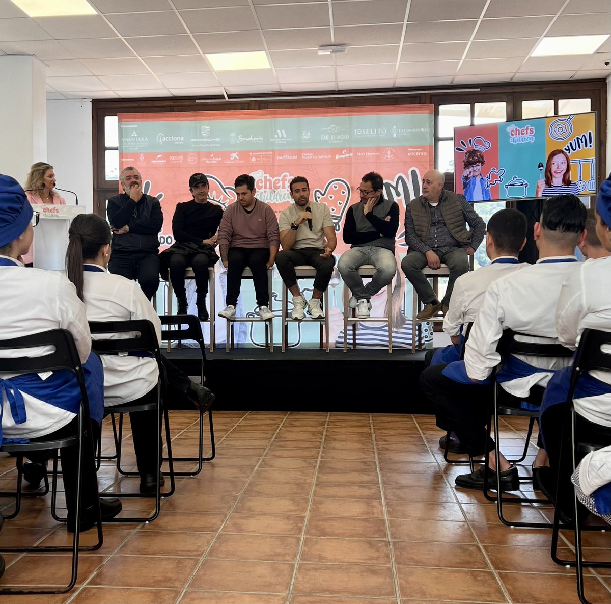 Encuentro con alumnos en la presentación de #chefsforchildren 2023 en la #escueladehosteleria de @aytodebenahavis #foodcircus #golfcircusmagazine