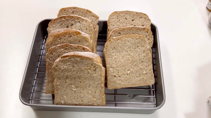 PAN_TOKA_YOU's tweet photo. 40%ライ麦パンです！
色も香りも、胸張ってライ麦パンぽくなりました🍞
#おうちパン #手作りパン #softbread #homebaking #bread #bakingbread #loafbread #ryebread 
40%のライ麦パン/薬局でちょっと気になってること/いくつか見ればパン作りの流れがわかる動画/40％RyeBread
https://t.co/RHInUKPgZy https://t.co/bfLs259nSS