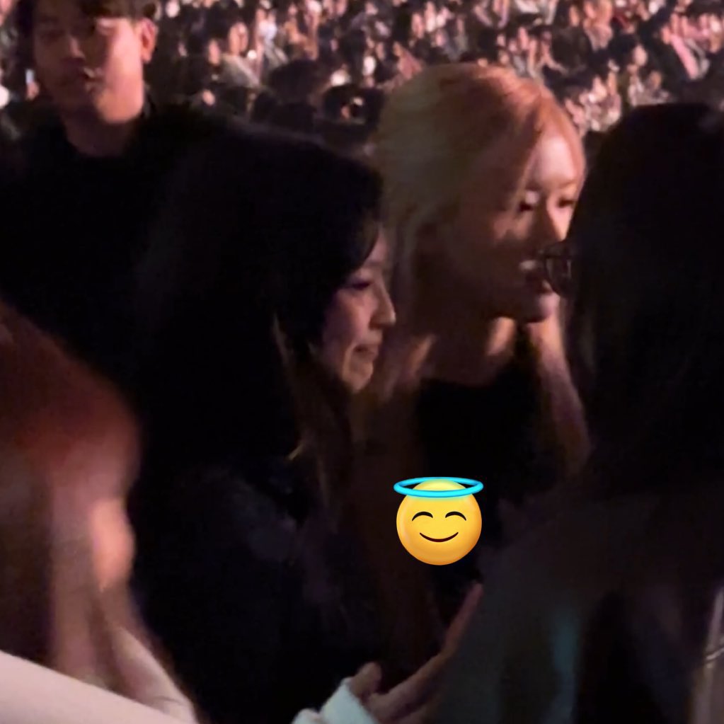 iHARRYBESTIES's tweet photo. Jennie y Rosé de BLACKPINK se encuentran esta noche en el show de Seúl!

#LoveOnTourSeoul https://t.co/GbrD60gkAS