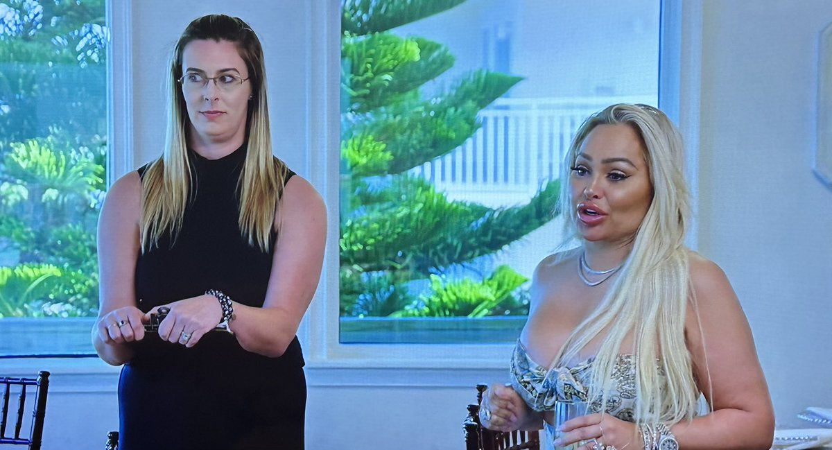 90DayShitShow's tweet photo. I can’t get over the wedding planner’s facial expressions #90DayFiance #darceyandstacey https://t.co/5822pxUrLQ
