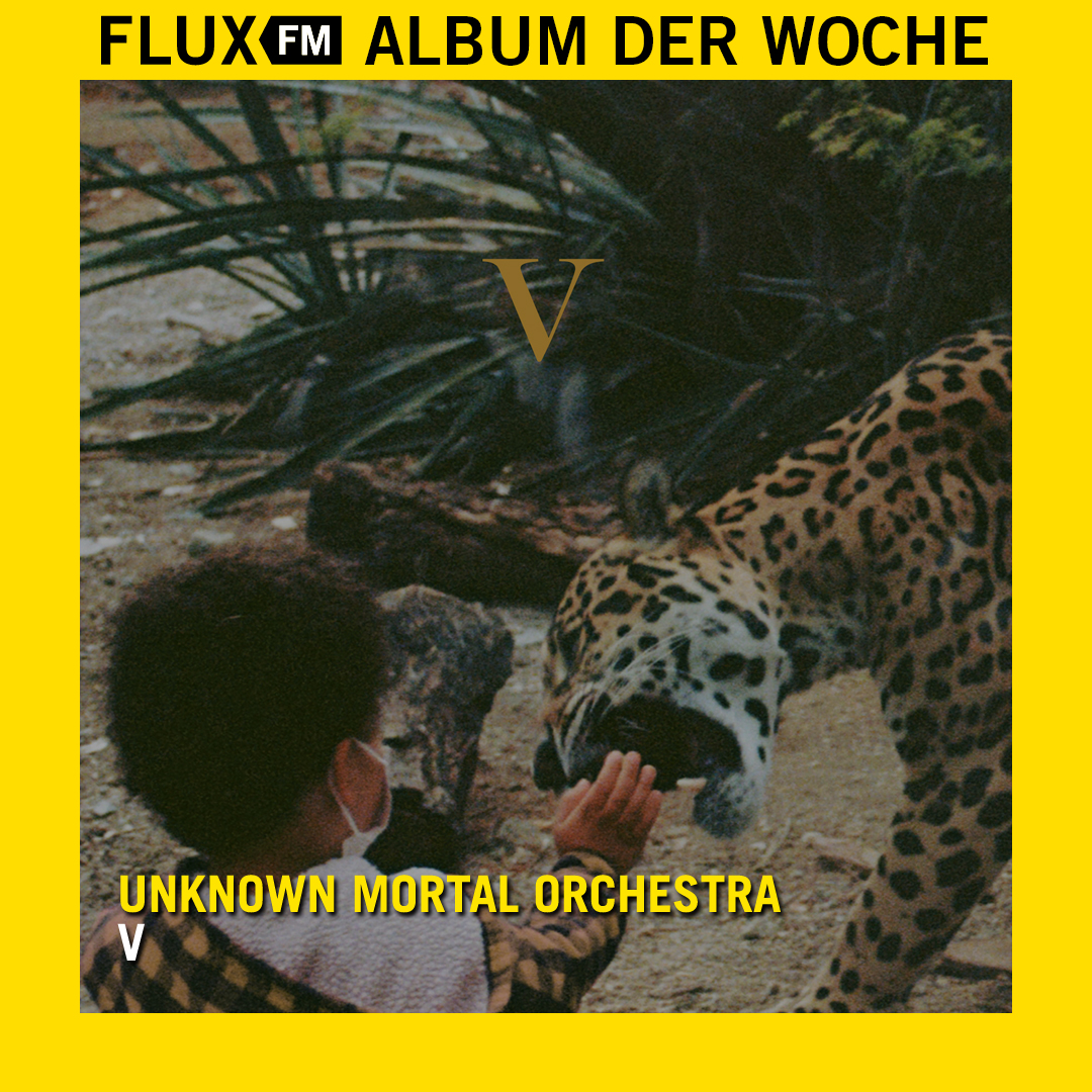 'V' von Unknown Mortal Orchestra @UMO ist unser #AlbumderWoche und die Roadtrip-Platte, mit der ihr euch schon jetzt auf den Sommer freuen könnt 💛 Hört mal rein und gewinnt vielleicht die Vinyl: fluxfm.de/album-der-woch…