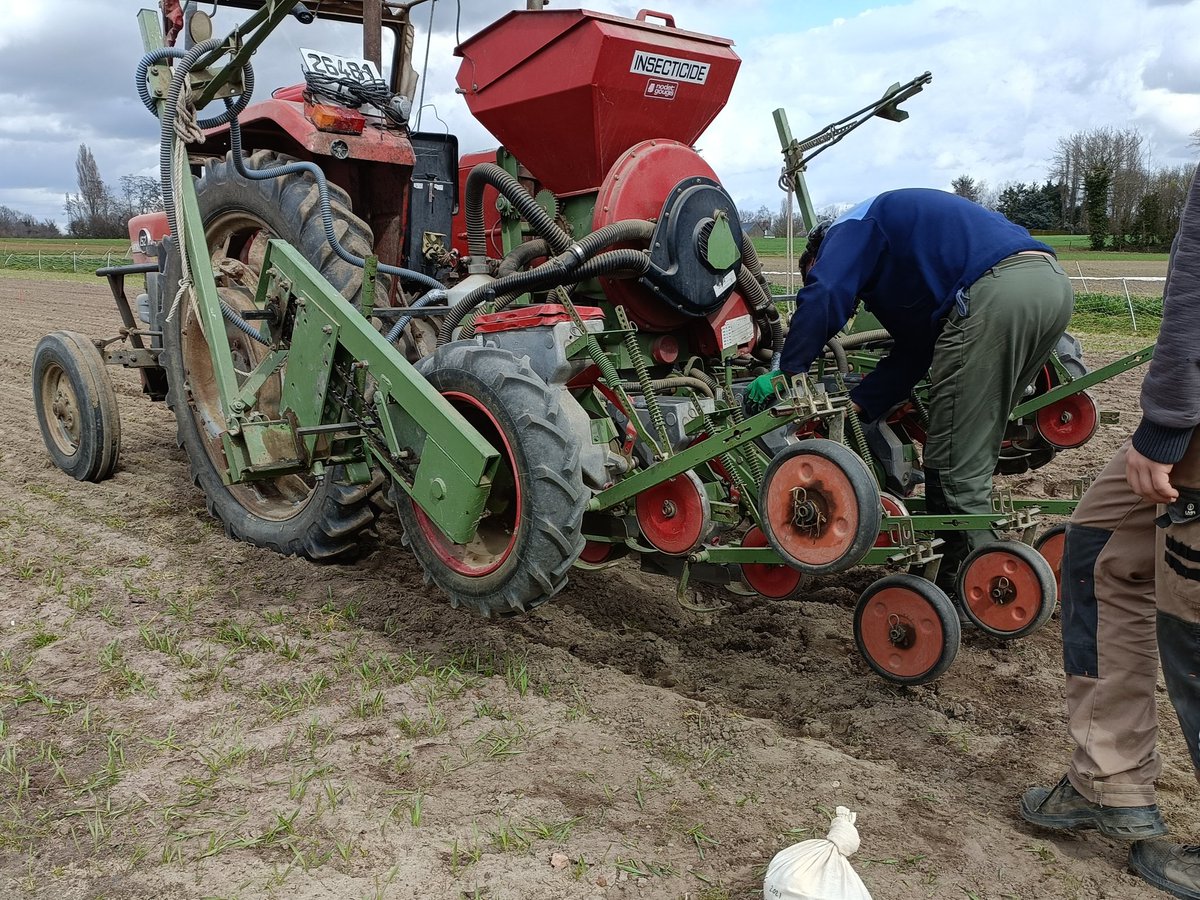 LaFNAMS's tweet photo. Désherb'expo by #AgroPAMS : L'équipe technique vous prépare les supports de démonstration de désherbage mécanique de précision. Semis de bleuet, coriandre, fenouil... et bien d'autres et venir!
Rdv le 13 avril
@iteipmai #hempit @VEGEPOLYSVALLEY @paysdelaloire @semae_officiel https://t.co/FQvA3irz3m